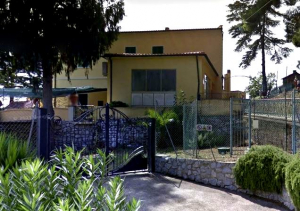 Porto Azzurro:  L'asilo, la mensa,  e, dulcis in fundo, lo show del Sindaco