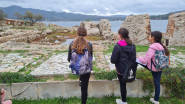 I bambini della scuola primaria di Porto Azzurro in visita alla Villa romana delle Grotte