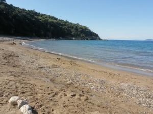 Le Fornacelle, come la speculazione privatizza di fatto una spiaggia