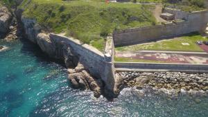 Bastione di Santa Fine. La casermetta: silenzio condiviso e mistero
