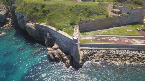 Bastione di Santa Fine. La casermetta: silenzio condiviso e mistero