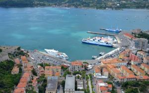 Portoferraio si prepara ad un weekend da bollino rosso: misure straordinarie per traffico e imbarchi