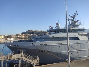 Nave francese da supporto militare a banchina a Portoferraio