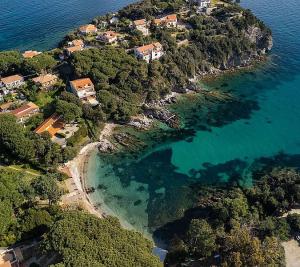 Presunto ordigno bellico a Cala delle Alghe, il Comune vieta l'accesso alla spiaggia