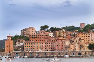 Turismo elbano ad Est a due velocità: Capoliveri e Porto Azzurro "reginette", Rio "Cenerentola"