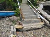 Grigolo: in attesa di meglio le signore utenti puliscono l'accesso alla spiaggia