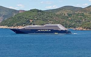 Portoferraio accoglie la Nave da Crociera Luminara