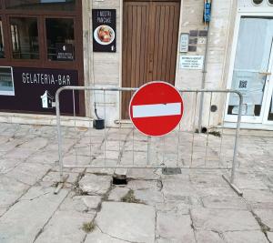 Fotonotizia: divieto di accesso... dentro la buca?