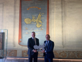 Uffizi Diffusi: Landi consegna una scultura dell'Isola al direttore Schmidt