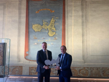 Uffizi Diffusi: Landi consegna una scultura dell'Isola al direttore Schmidt