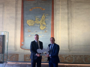 Uffizi Diffusi: Landi consegna una scultura dell'Isola al direttore Schmidt