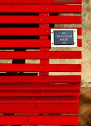 Portoferraio si colora di rosso per ricordare le vittime di violenza