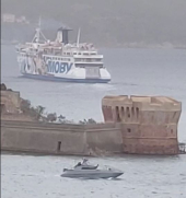 Moby Kiss parte, si ferma per 40 minuti davanti alla Linguella e torna a banchina