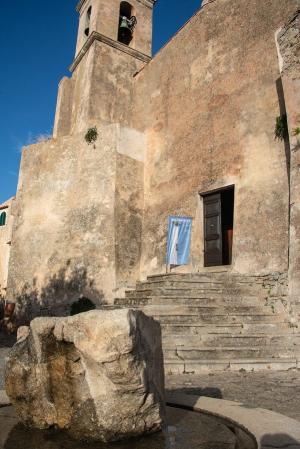 Gio’ Pomodoro all’Elba: le opere in granito, la mostra e il video in un unico itinerario culturale