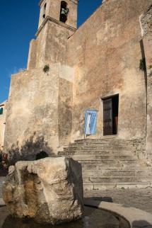 Gio’ Pomodoro all’Elba: le opere in granito, la mostra e il video in un unico itinerario culturale