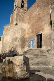 Gio’ Pomodoro all’Elba: le opere in granito, la mostra e il video in un unico itinerario culturale