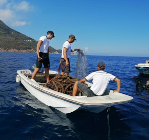 Guardia Costiera ed Elba Diving recuperano reti fantasma dai fondali di Marciana Marina