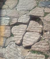 Via della Fonderia tra lastre mobili, piattoloni rotanti e tarponi stanziali