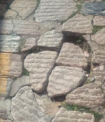 Via della Fonderia tra lastre mobili, piattoloni rotanti e tarponi stanziali