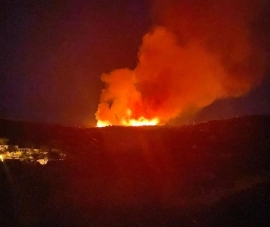 Ore 20: riprende l'incendio a Castancoli,  evacuata una casa minacciata dal fuoco  