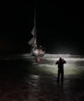 Yacht con 4 persone a bordo s&#039;incaglia sulla costa, soccorsi da Guardia Costiera di Piombino e Portoferraio