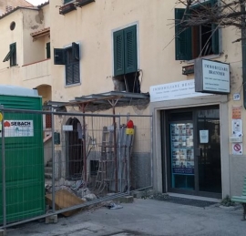 Una porta ed un terrazzo di troppo  offendono il paesaggio marinese