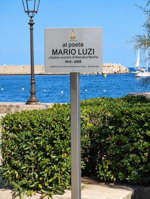 Inaugurato, nei giardini del lungomare marinese, lo spazio dedicato al grande poeta e cittadino onorario Mario Luzi