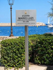 Inaugurato, nei giardini del lungomare marinese, lo spazio dedicato al grande poeta e cittadino onorario Mario Luzi