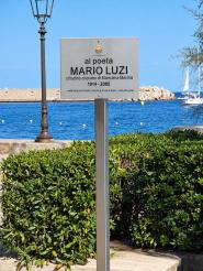 Inaugurato, nei giardini del lungomare marinese, lo spazio dedicato al grande poeta e cittadino onorario Mario Luzi