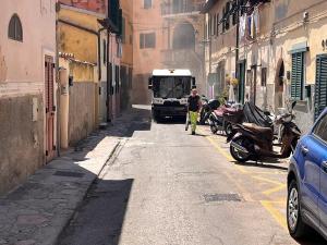 Intervento straordinario di pulizia nella parte alta del centro storico di Portoferraio