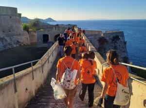 “Riduci l’Impronta” approda a Portoferraio: 290 chili di rifiuti raccolti dal mare
