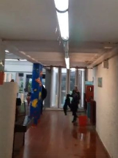 Adalberto Bertucci: Pioggia che cade nelle aule alla scuola Pascoli