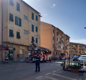 Fotonotizia: VVFF in azione a Portoferraio per tegole cadute dai tetti