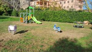 Completati interventi a Procchio: nuovi spazi per i bambini e lavori di manutenzione per la sicurezza degli edifici comunali