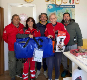 Donazione di uno strumento di pronto soccorso dagli Amici del Porto campesi alla Croce Rossa