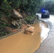 Maltempo all’Elba. Dopo l'albero caduto sulla SP 25, un masso è franato sulla carreggiata della SP 26