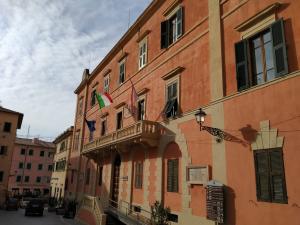Portoferraio: Riorganizzazione amministrativa comunale "Chiarire l'impatto economico del tutto"