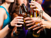 Dipendenza da alcol: tra gli adolescenti preoccupa il binge drinking