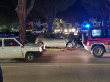 Tampona un'auto finisce fuori strada contro un albero sulla variante (fotocronaca)