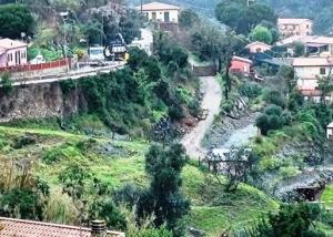 Frana sulla Panoramica a Rio Marina: “Sotto strada è stato fatto uno sbancamento”