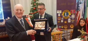 Incontro di fine anno ai Lions, una targa a Manrico Murzi