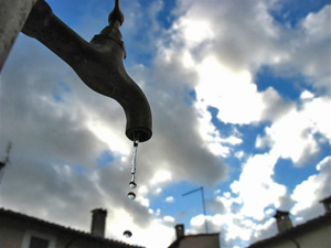 Carenza d&#039;acqua a Schiopparello, la lamentela di una cittadina