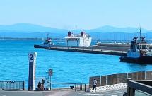 Avaria sul "Rio Marina Bella" che giunge a Piombino rimorchiata con un'ora di ritardo