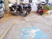 Piazza della Repubblica, Portoferraio: pochi posti per disabili, spesso occupati irregolarmente