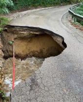 Operai al lavoro per ripristinare la SP 24 a Procchio. Attivato servizio sostitutivo per evitare isolamento a Forno