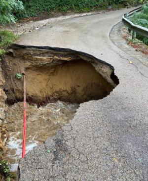 Operai al lavoro per ripristinare la SP 24 a Procchio. Attivato servizio sostitutivo per evitare isolamento a Forno