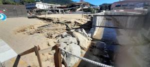 Una pericolosa voragine sulla spiaggia di Procchio. A quando un intervento di risanamento?