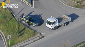 Autospurgo sorpreso dalla GdF a scaricare abusivamente liquami nel tombino di raccolta delle acque piovane