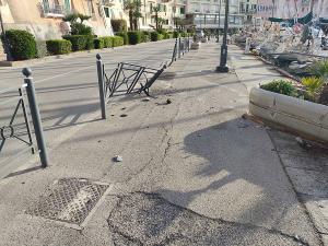 Incidente in Calata Mazzini: auto sfonda le protezioni e finisce contro la bitta