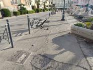 Incidente in Calata Mazzini: auto sfonda le protezioni e finisce contro la bitta